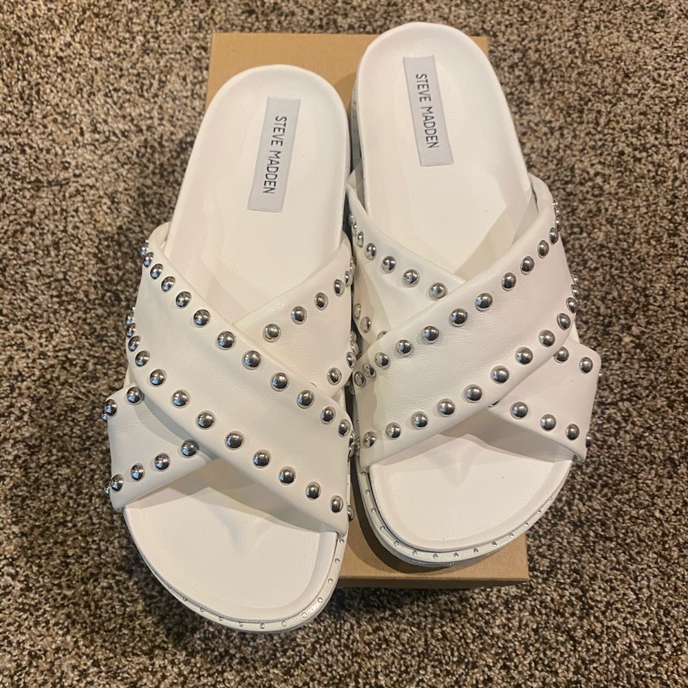 New in Box Steve Madden Zahara studded slide sandals size 9